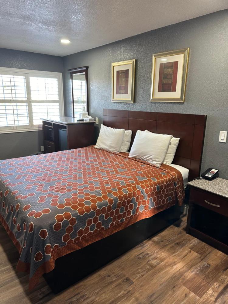 Fireside Inn By The Beach Boardwalk & Bowling